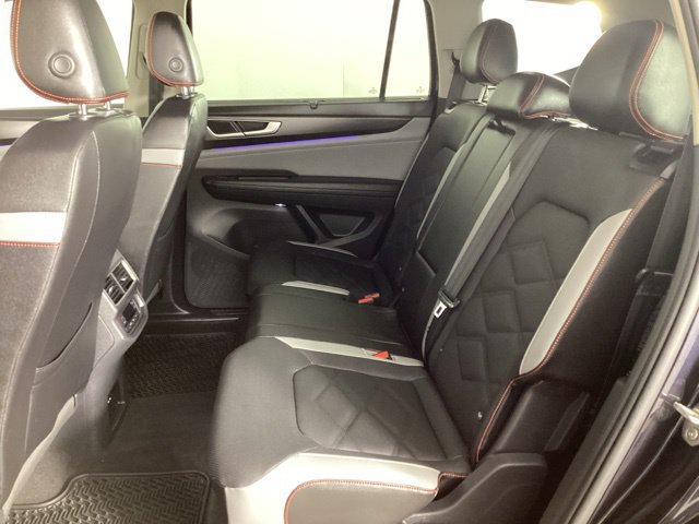 Used 2025 Volkswagen Atlas Peak Edition SE AWD/4WD image 26