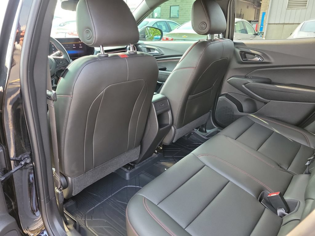 Used 2025 Chevrolet Trax RS w/ Sunroof Package FWD image 17