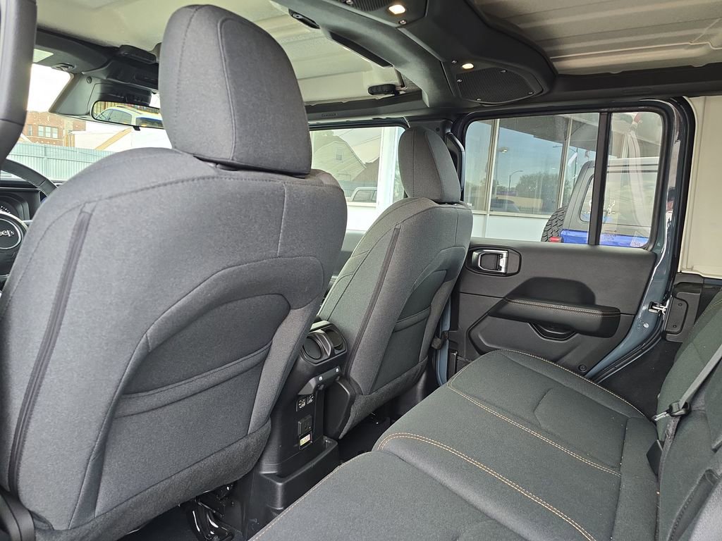 Used 2025 Jeep Wrangler Unlimited Sahara AWD/4WD image 11