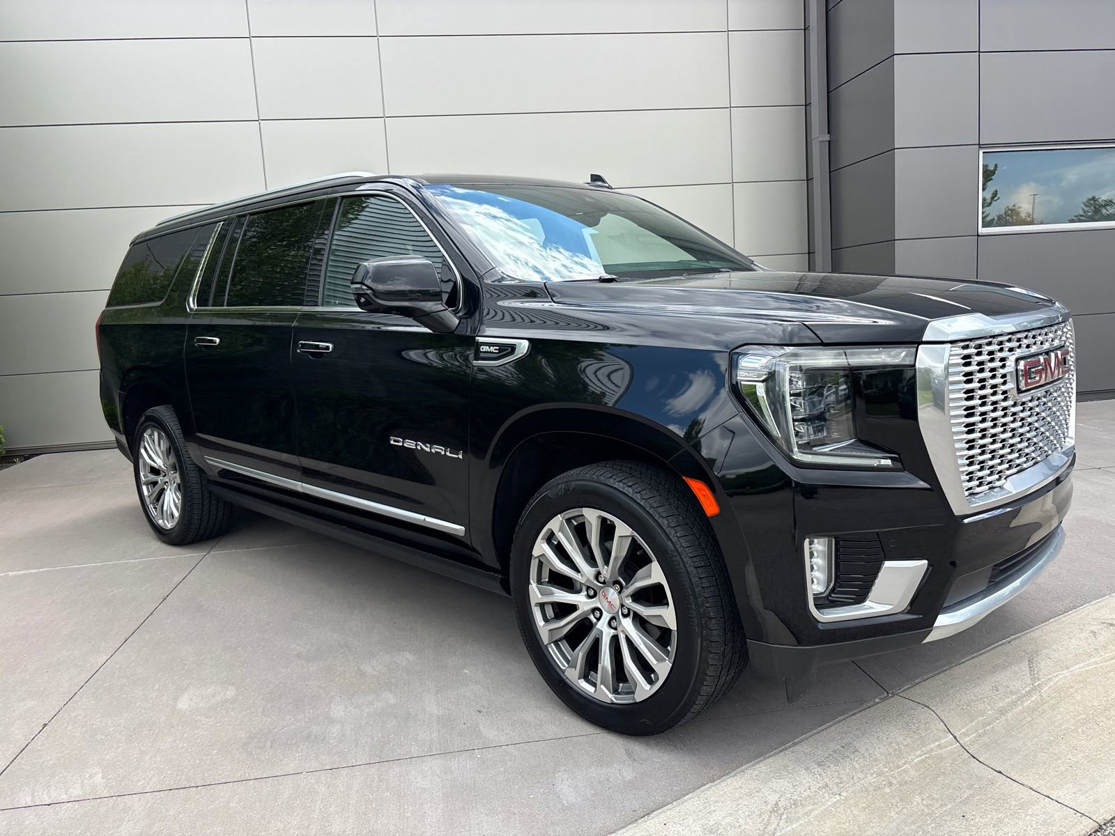 Used 2021 GMC Yukon XL Denali w/ Denali Premium Package AWD/4WD image 3