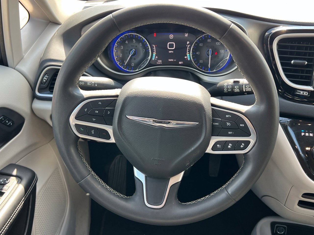 Used 2023 Chrysler Pacifica Touring-L FWD image 15
