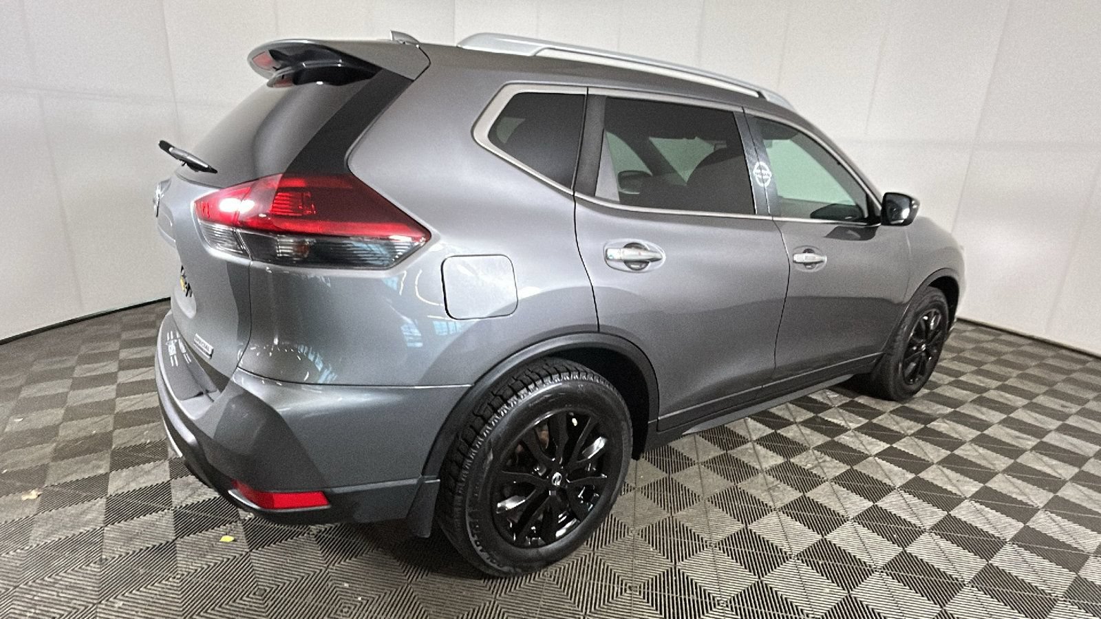 Used 2020 Nissan Rogue S FWD image 2