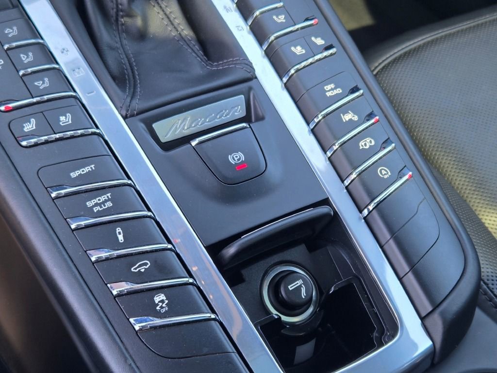 Used 2017 Porsche Macan Turbo image 27