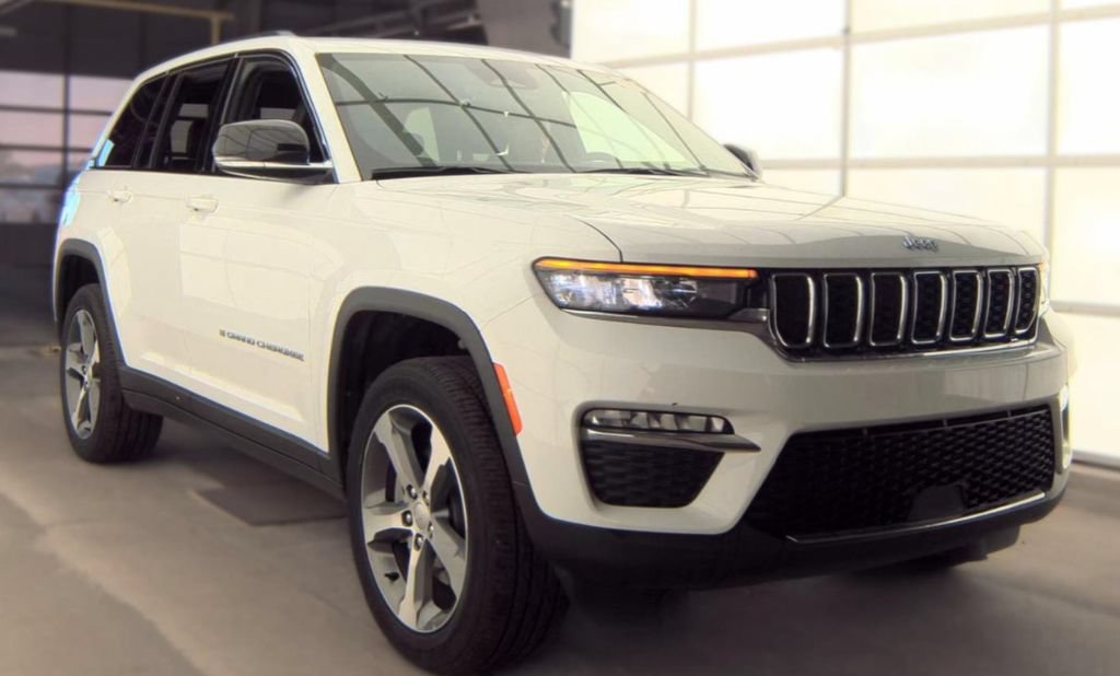 Used 2025 Jeep Grand Cherokee Limited 4xe AWD/4WD image 5