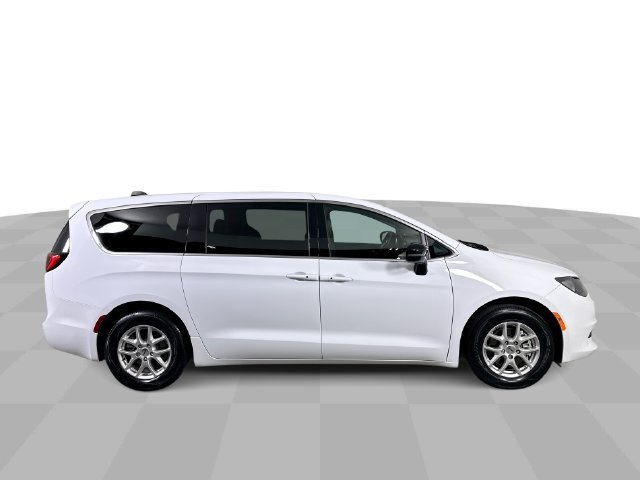 Used 2025 Chrysler Voyager LX FWD image 9