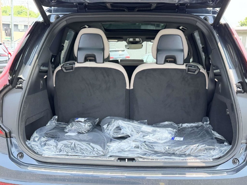 New 2026 Volvo XC90 B6 Plus w/ Protection Package Premier AWD/4WD image 13