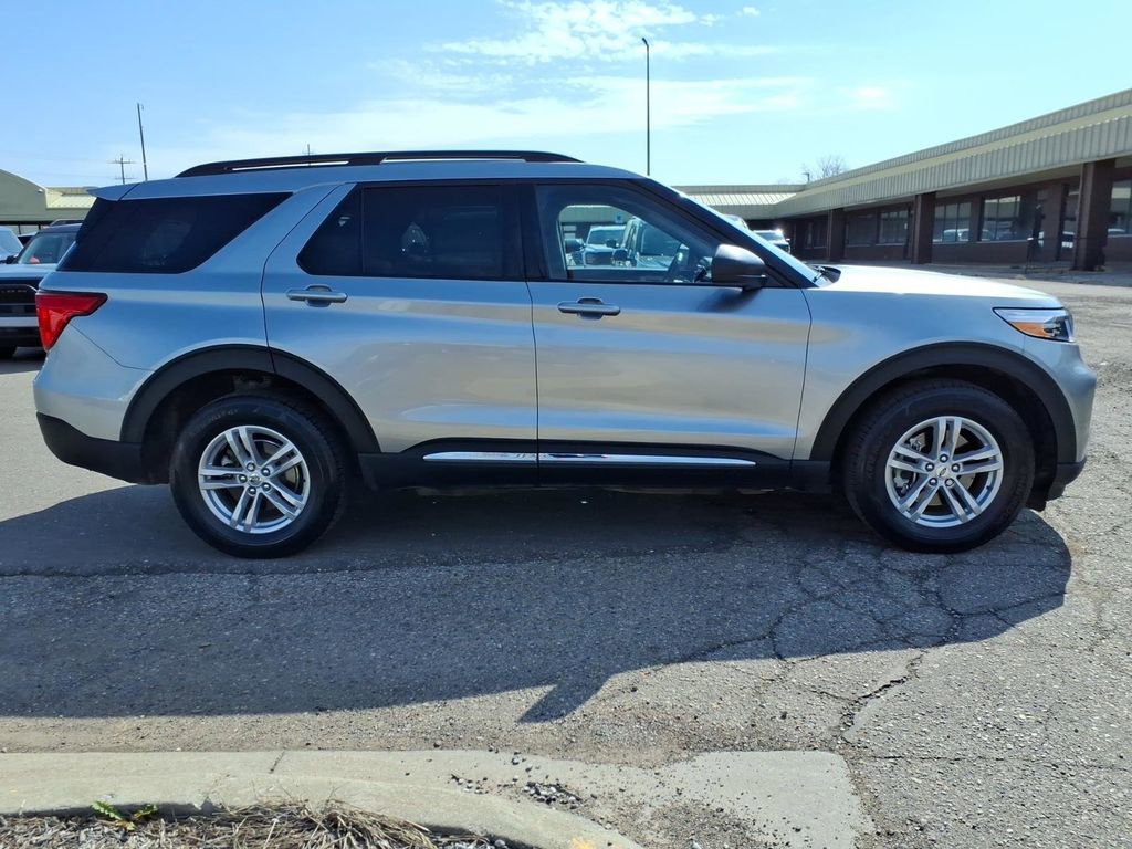 Used 2024 Ford Explorer XLT w/ Equipment Group 202A AWD/4WD image 6
