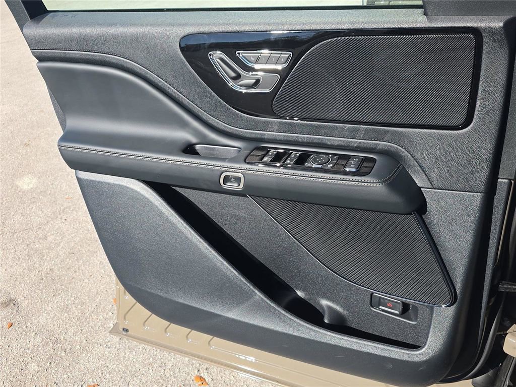 New 2026 Lincoln Aviator AWD image 14