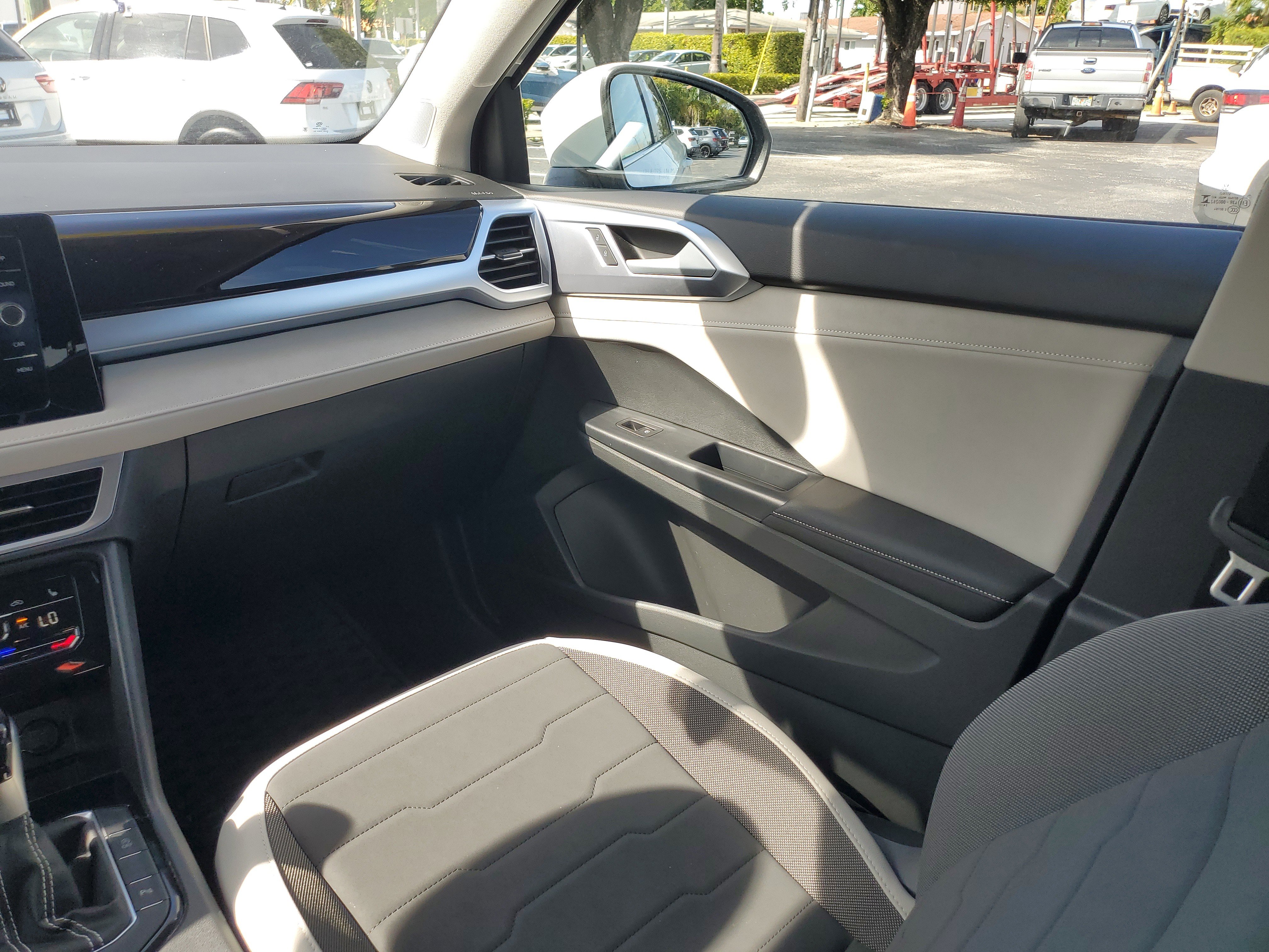 Used 2025 Volkswagen Taos SE image 15