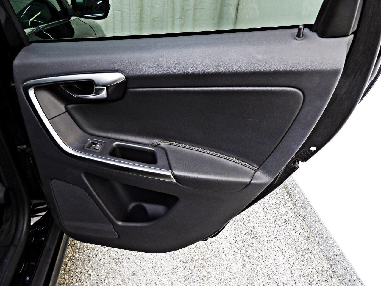 Used 2017 Volvo XC60 T5 Dynamic image 12