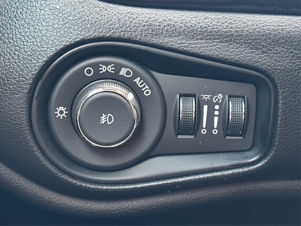 Used 2023 Jeep Renegade Latitude w/ Sun/Sound Group AWD/4WD image 26