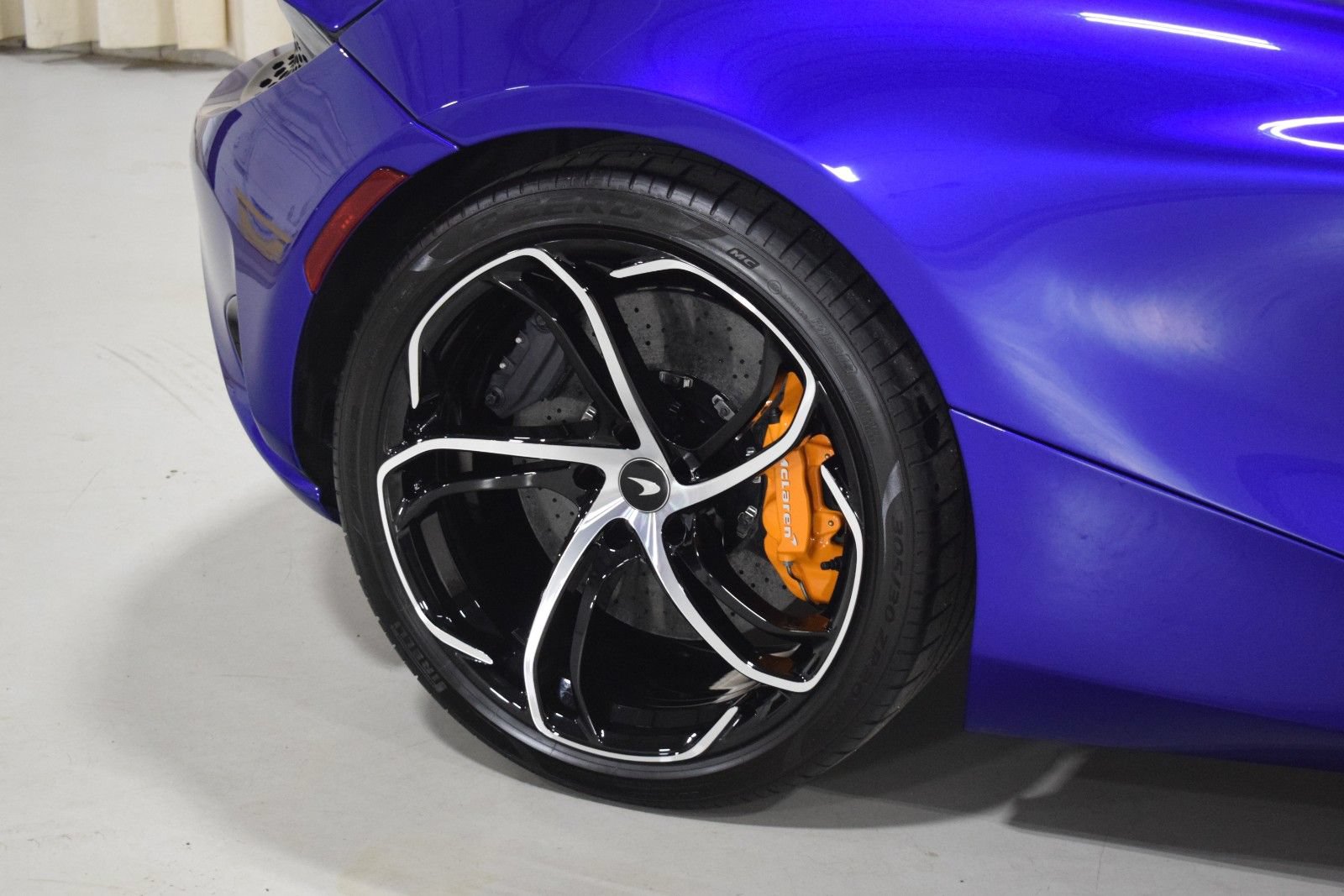 Used 2024 McLaren 750S Spider RWD image 17