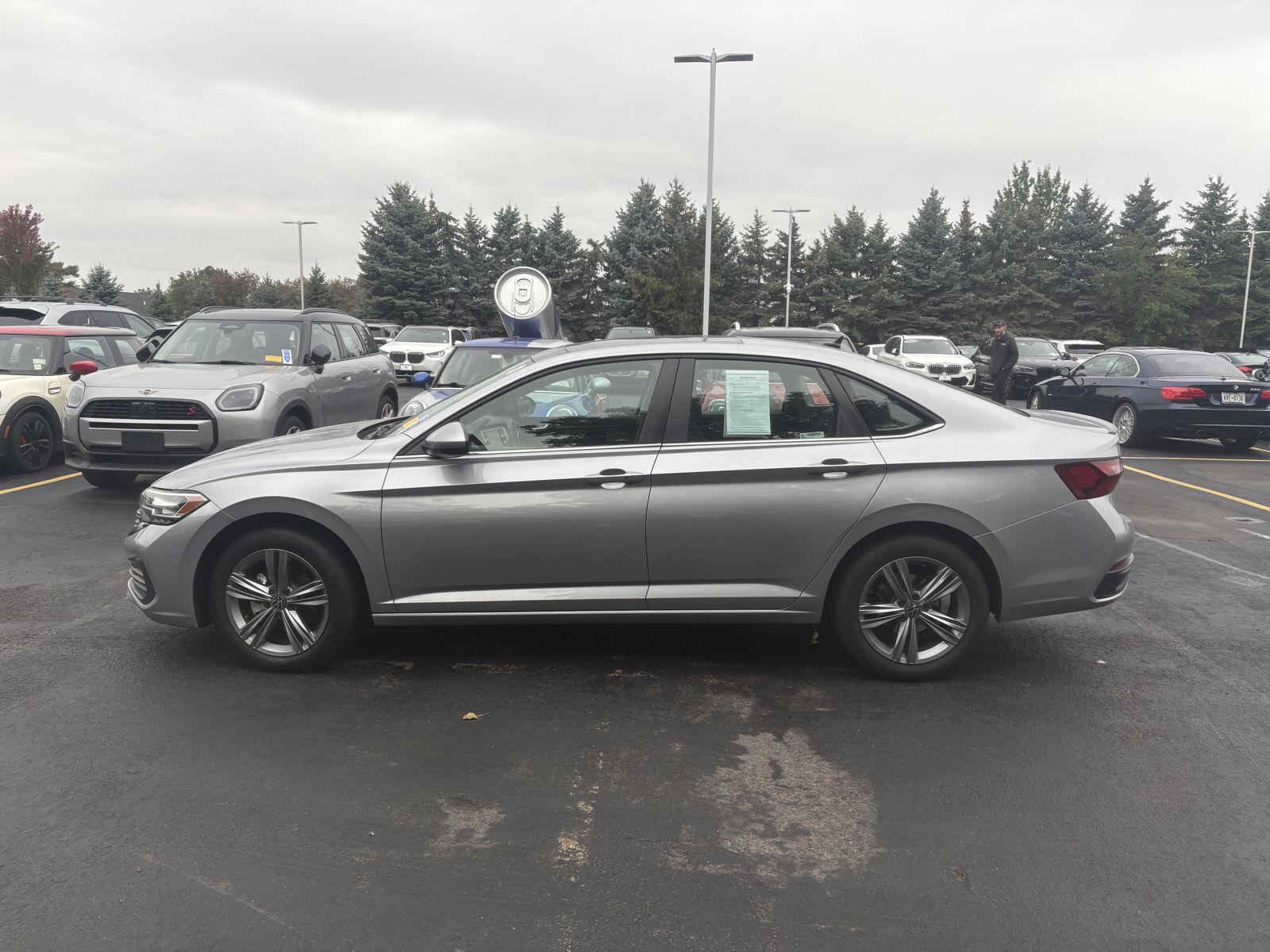 Used 2024 Volkswagen Jetta SE w/ Panoramic Sunroof Package FWD image 4