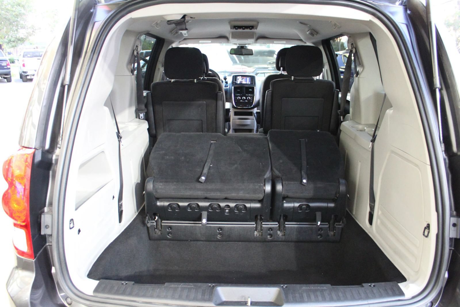 Used 2019 Dodge Grand Caravan SE FWD image 29