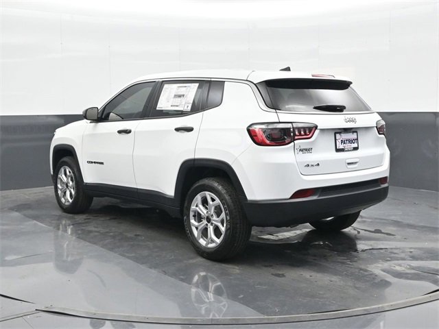 Used 2025 Jeep Compass Sport image 2