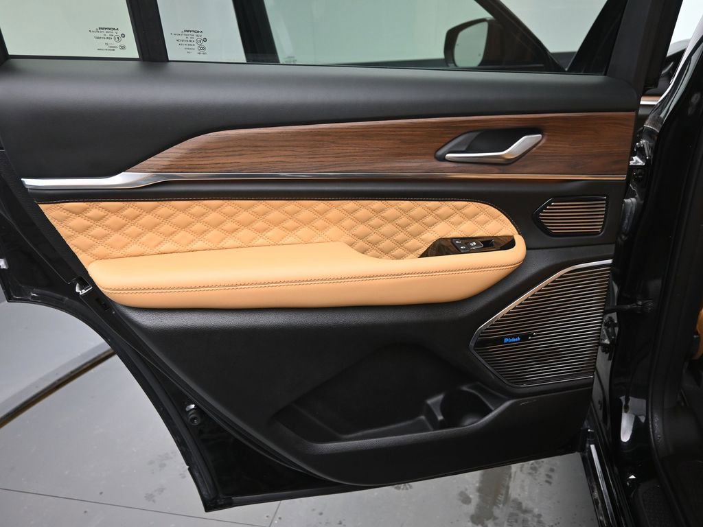 Used 2024 Jeep Grand Cherokee L Summit image 15