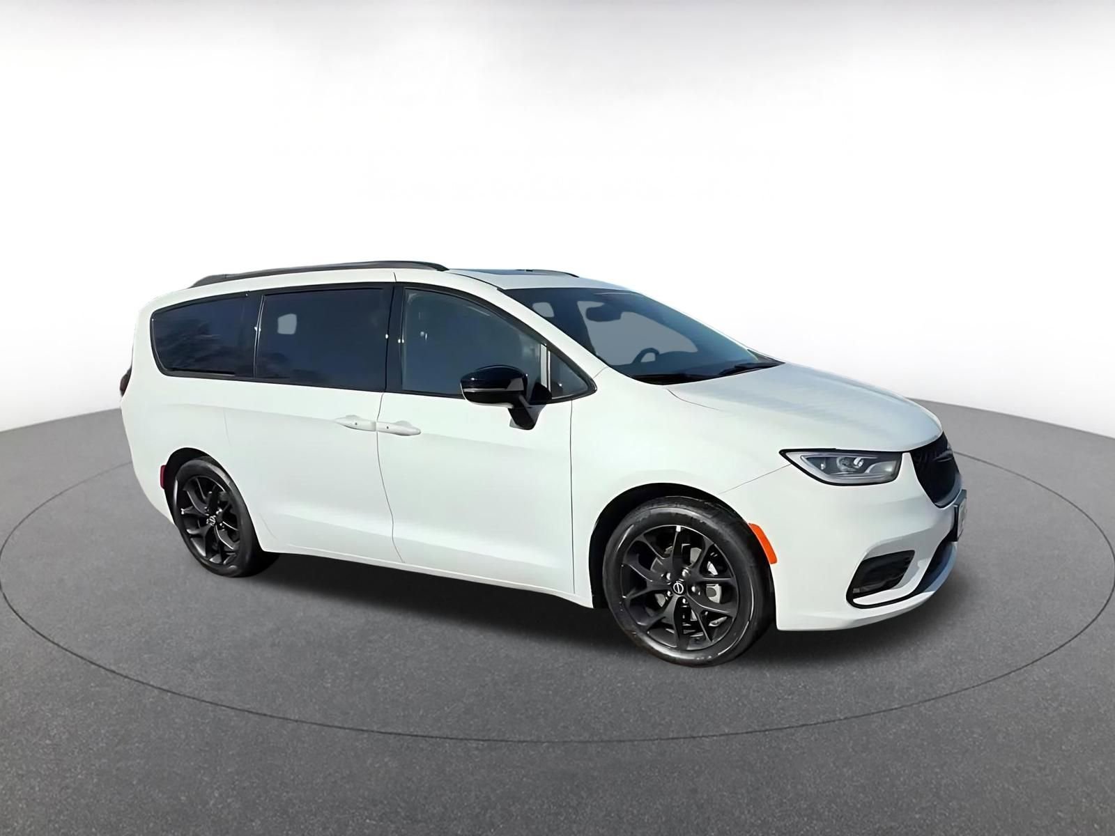 Used 2025 Chrysler Pacifica Limited image 2