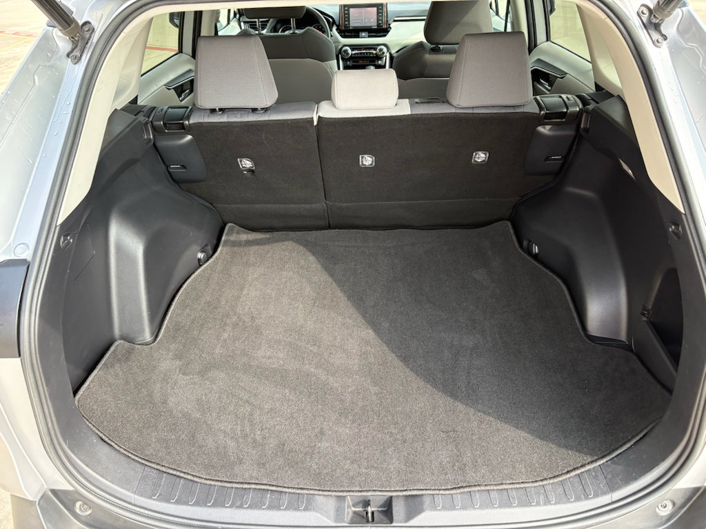 Used 2020 Toyota RAV4 XLE w/ Convenience Package FWD image 29