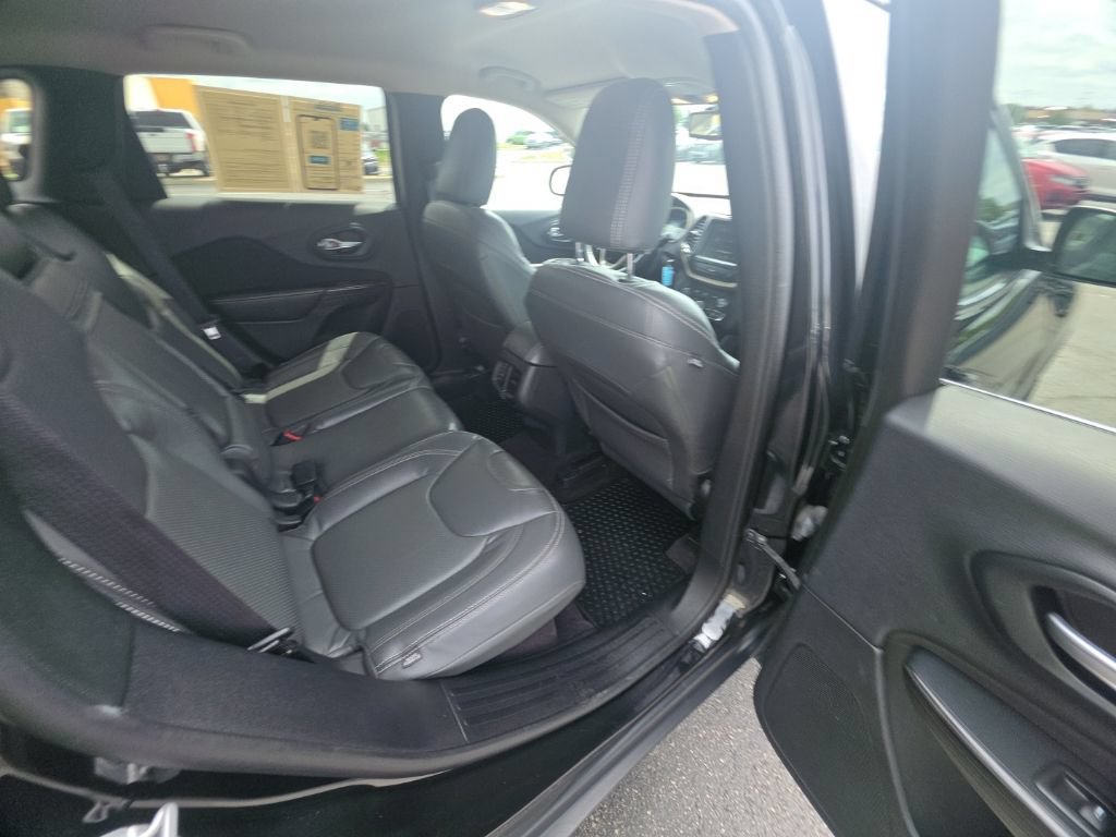 Used 2016 Jeep Cherokee Latitude w/ Cold Weather Group AWD/4WD image 31