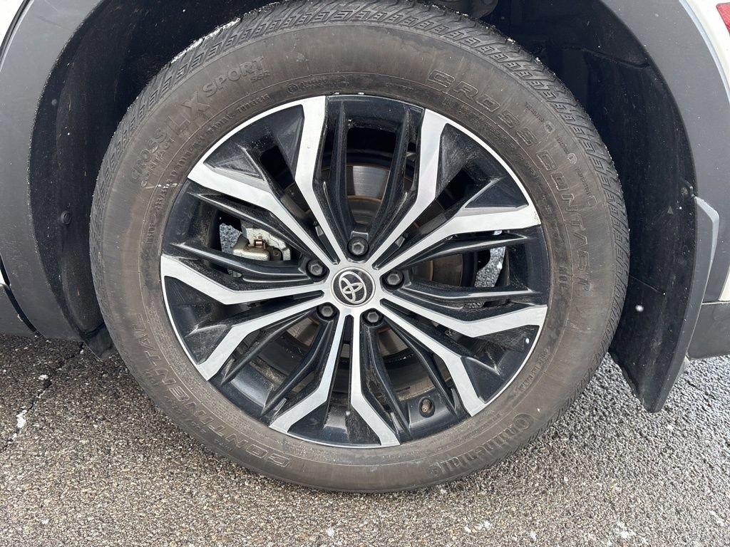 Used 2023 Toyota Crown XLE image 4