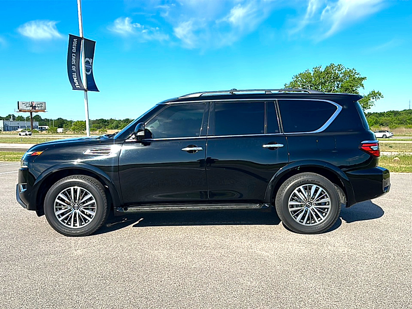 Used 2023 Nissan Armada SL w/ Captain's Chairs Package image 5
