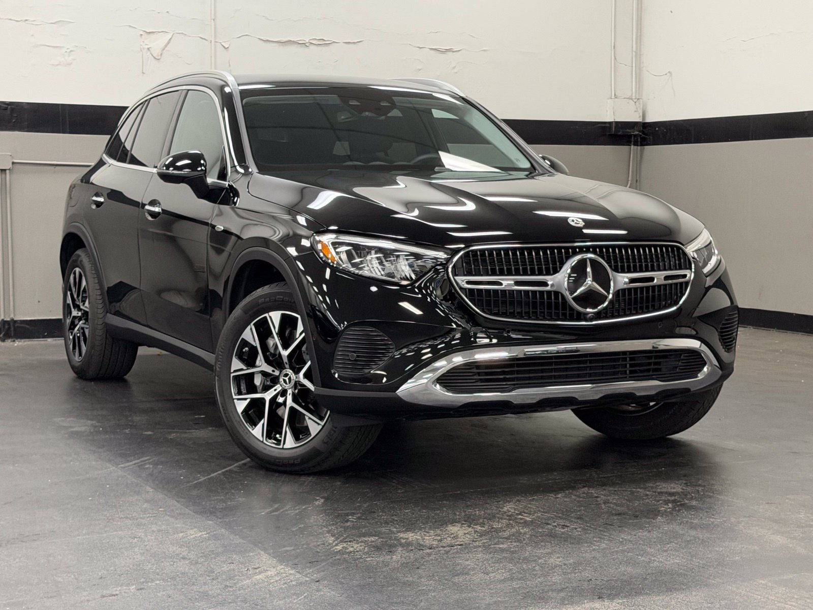 Used 2025 Mercedes-Benz GLC 350e 4MATIC image 2