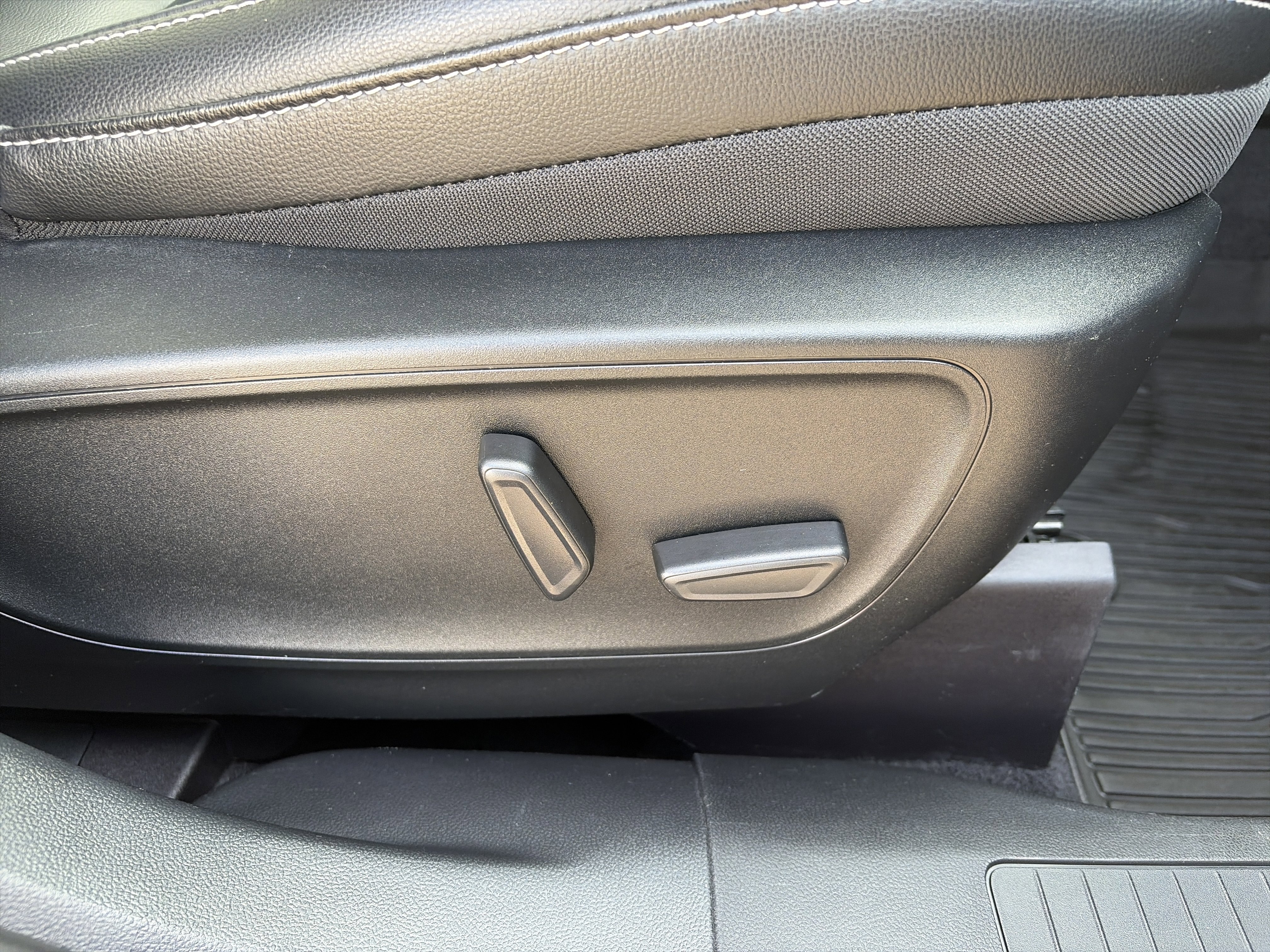 Used 2020 Ford Escape Titanium image 29