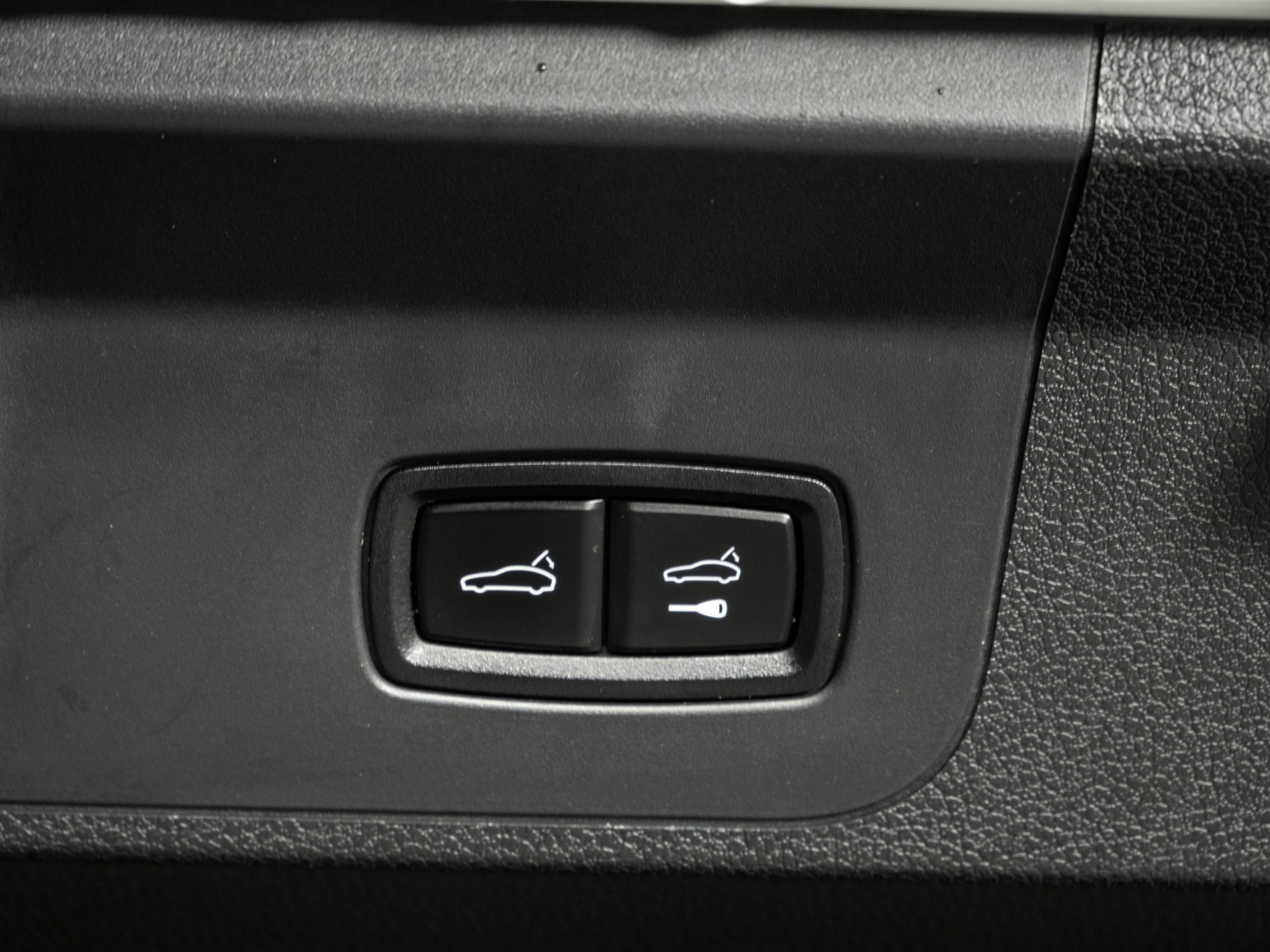 Used 2019 Porsche Panamera 4 AWD/4WD image 31