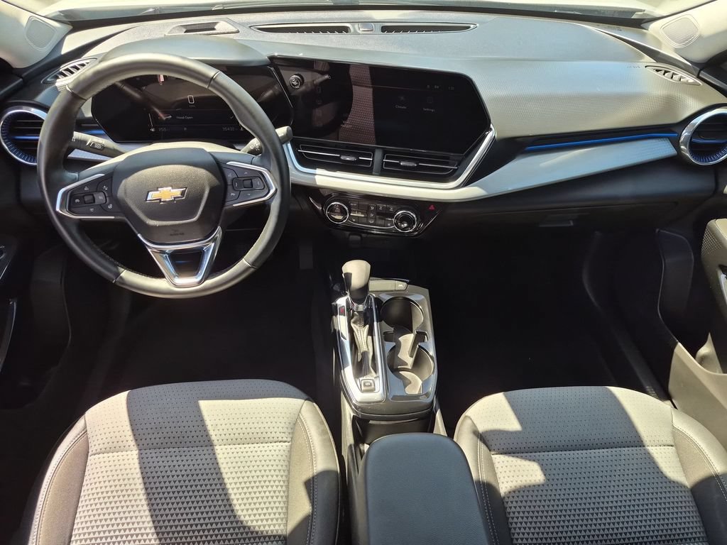Used 2025 Chevrolet Trax LT w/ LT Convenience Package FWD image 26