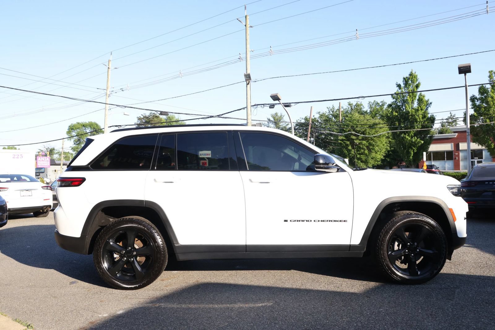 Used 2023 Jeep Grand Cherokee Altitude AWD/4WD image 3