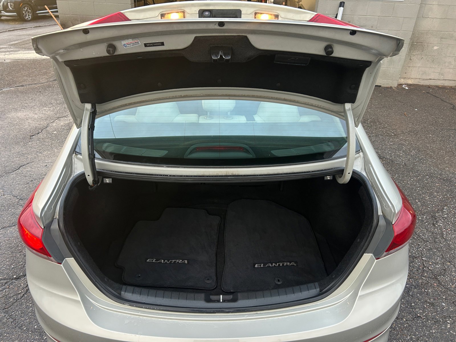 Used 2017 Hyundai Elantra SE w/ SE A/T Tech Package 03 image 32