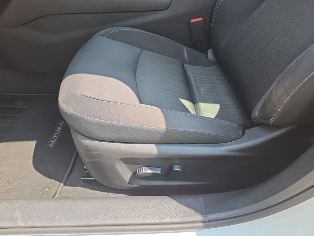 Used 2025 Nissan Altima 2.5 SV FWD image 21