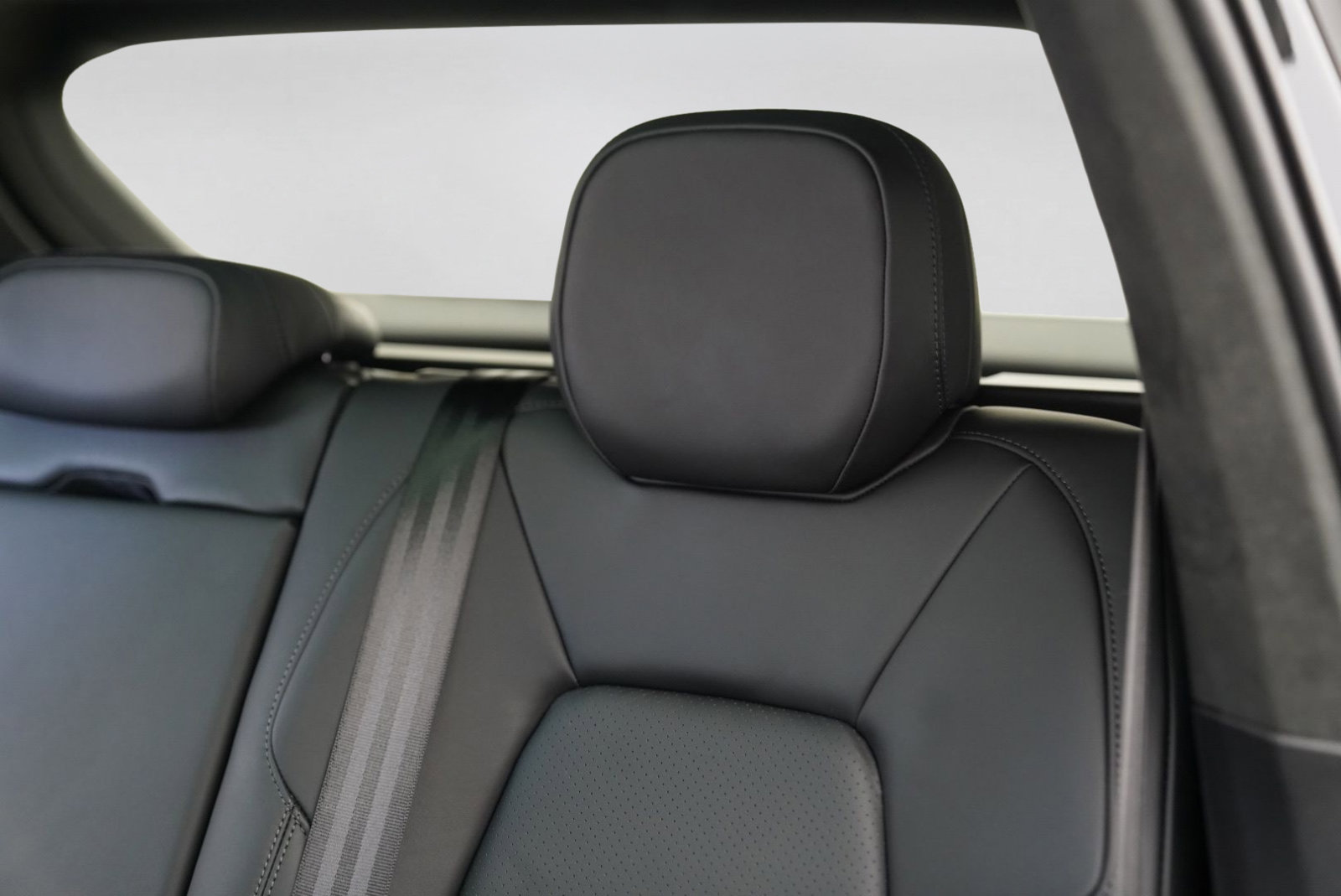 Used 2025 Porsche Cayenne GTS AWD/4WD image 23