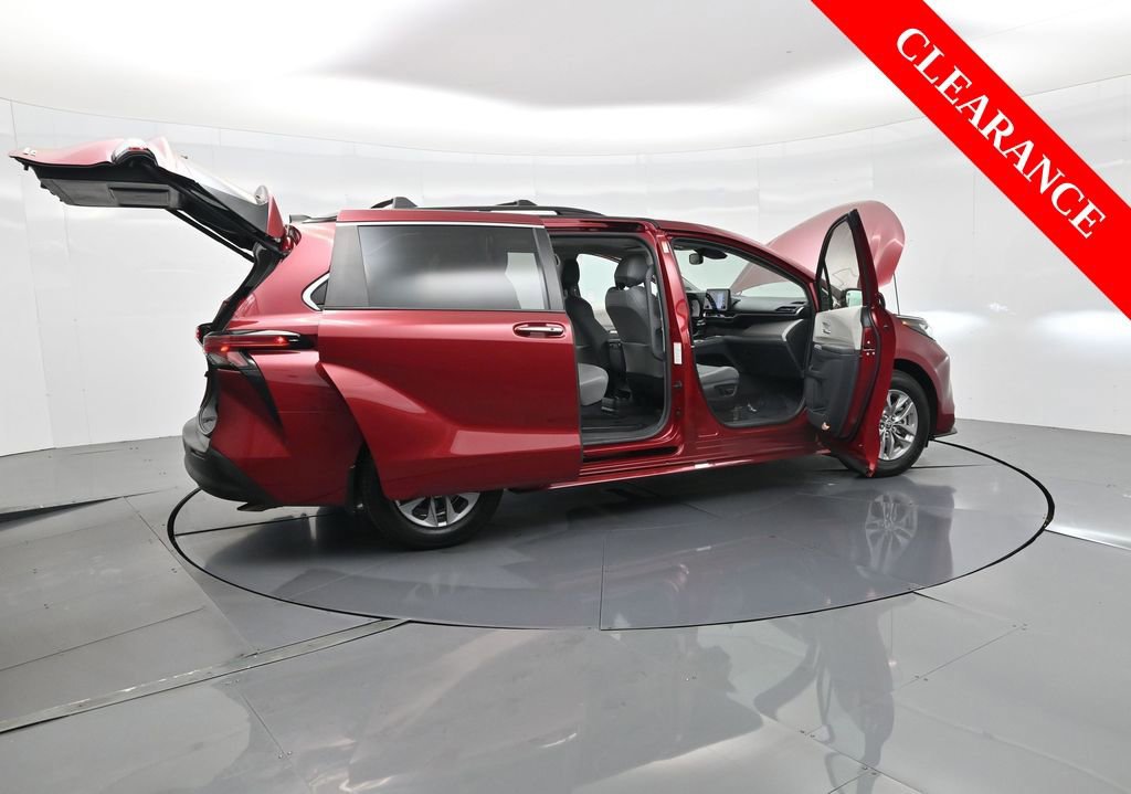 Used 2022 Toyota Sienna XLE image 42