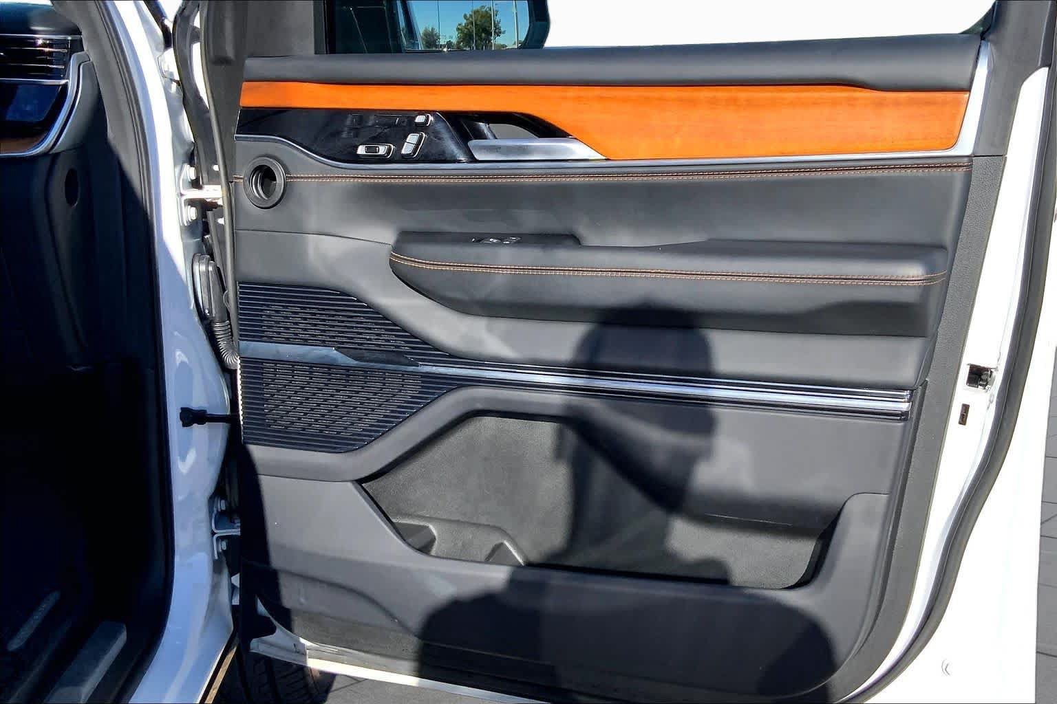 Used 2024 Jeep Grand Wagoneer L Series III AWD/4WD image 23