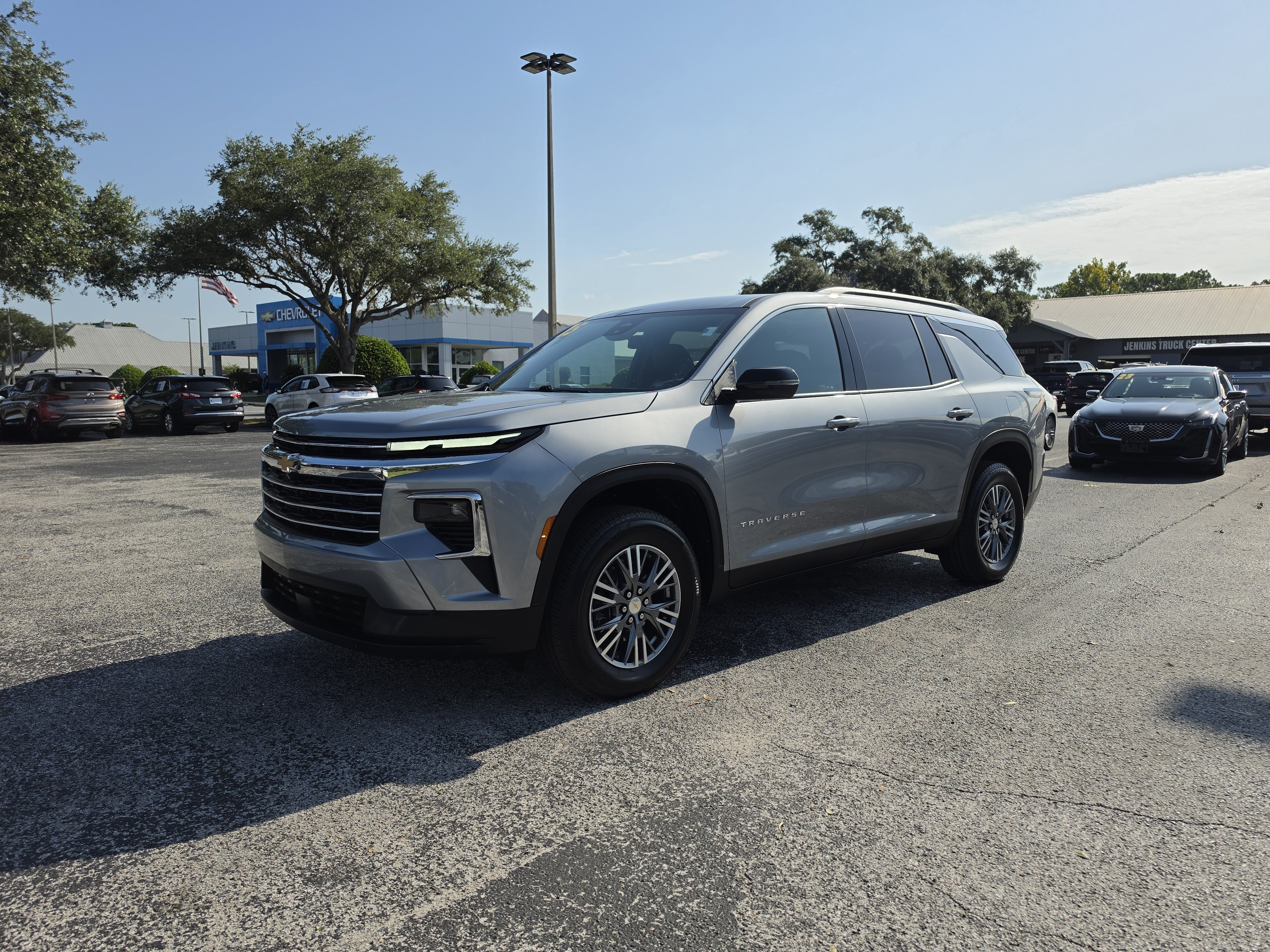 Used 2025 Chevrolet Traverse LT FWD image 10