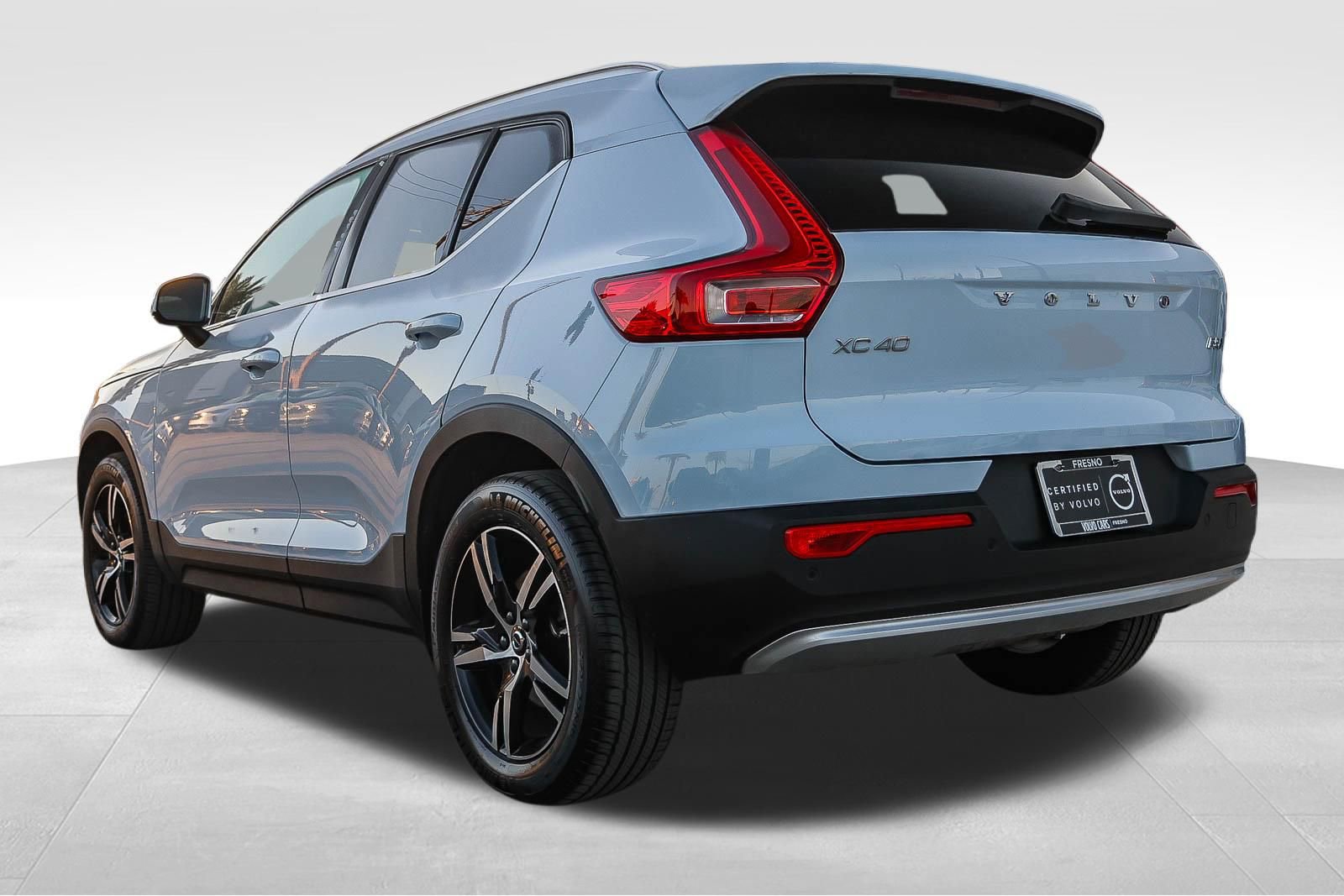 Used 2025 Volvo XC40 B5 Core image 8