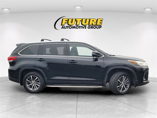 Used 2019 Toyota Highlander XLE image 3