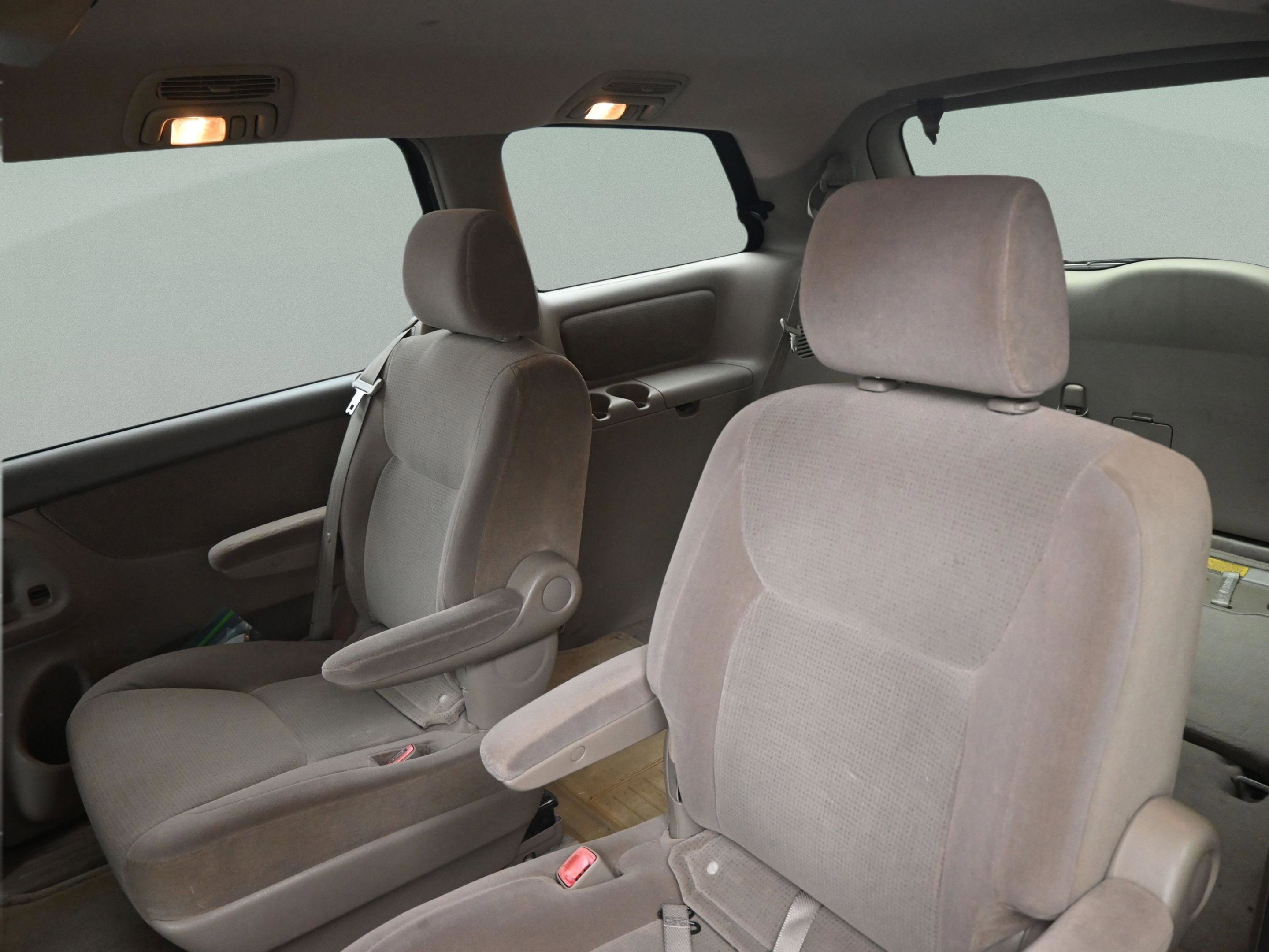 Used 2004 Toyota Sienna CE image 31