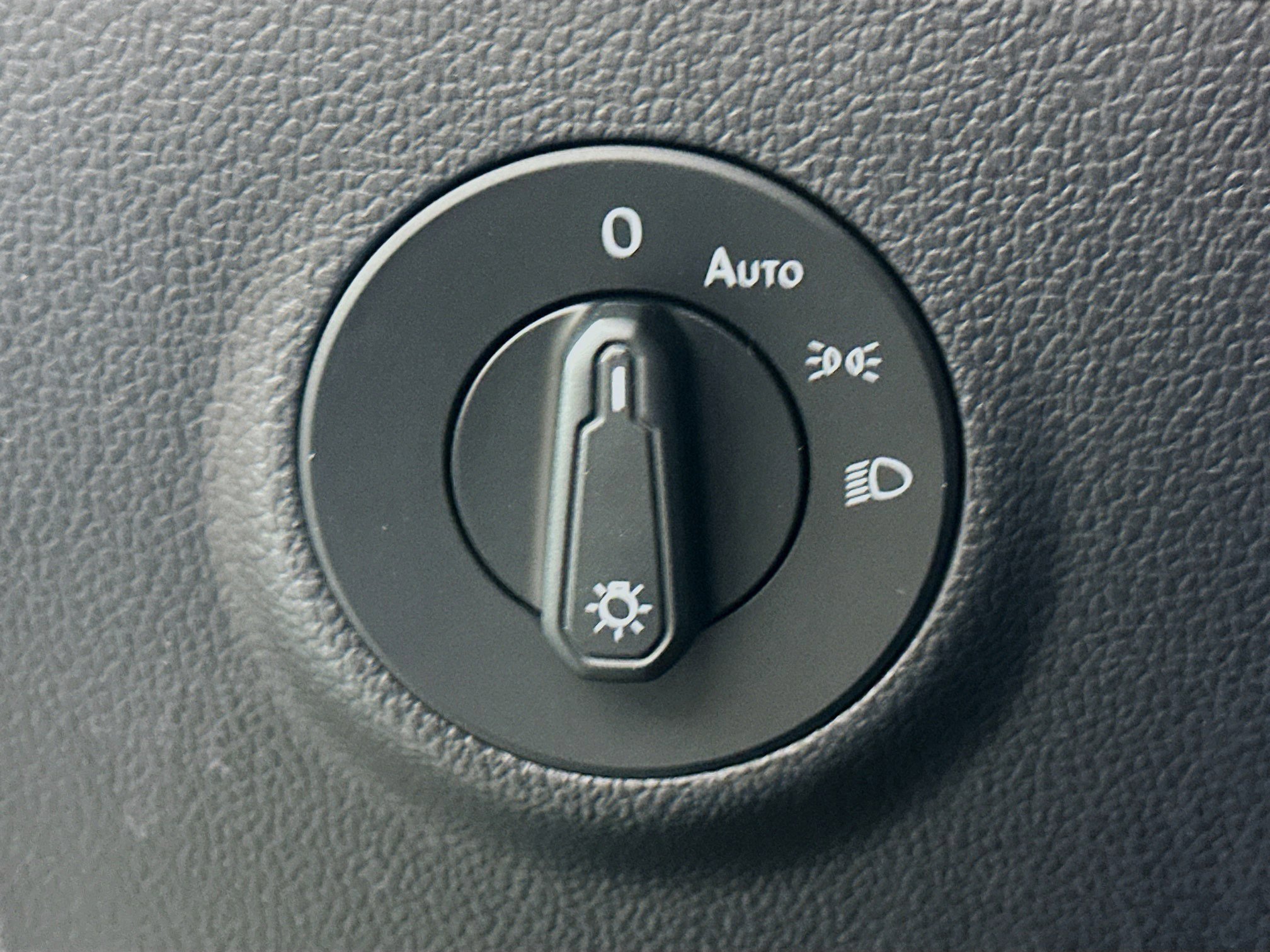 Used 2023 Volkswagen Taos SE w/ Black Wheel Package image 17