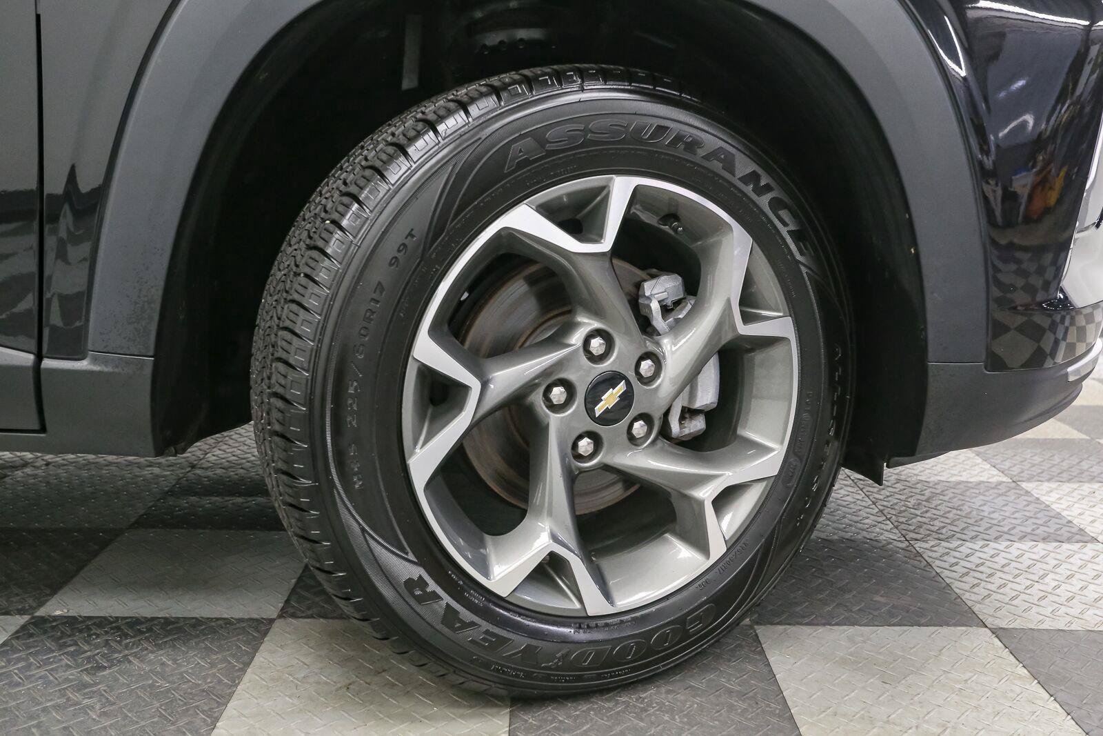 Used 2025 Chevrolet Trax LT FWD image 14