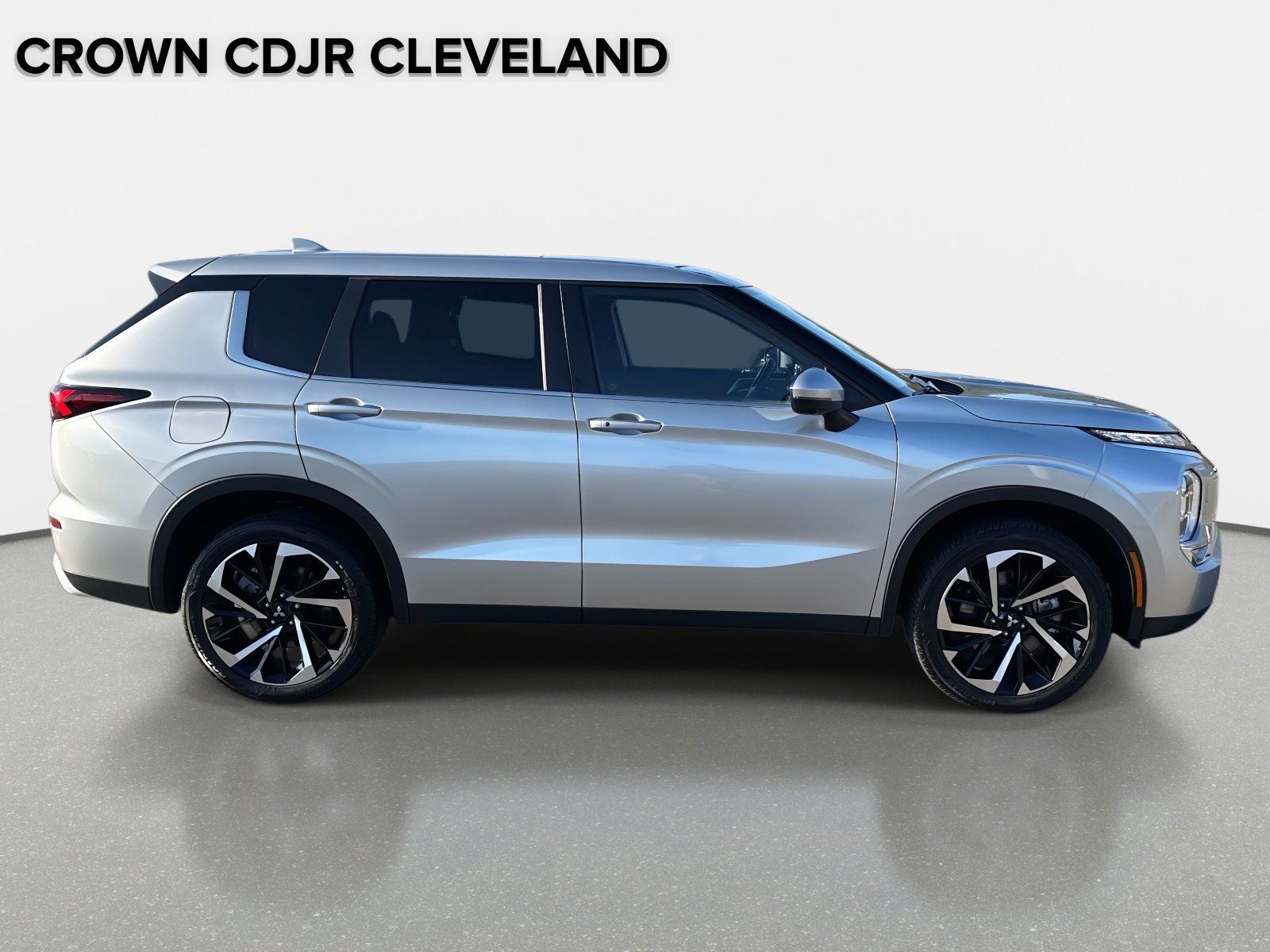 Used 2024 Mitsubishi Outlander SE image 4