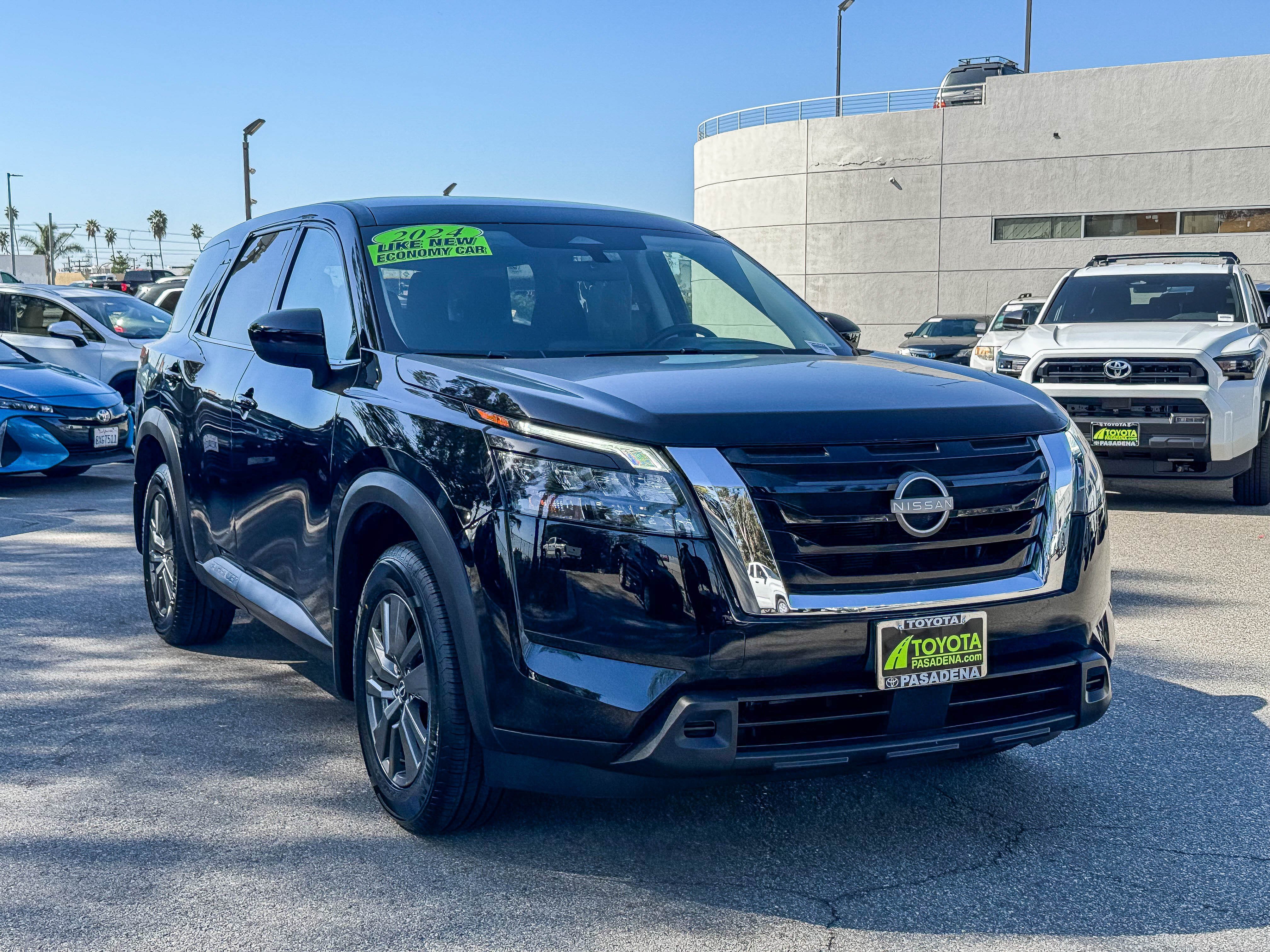 Used 2024 Nissan Pathfinder S FWD image 3