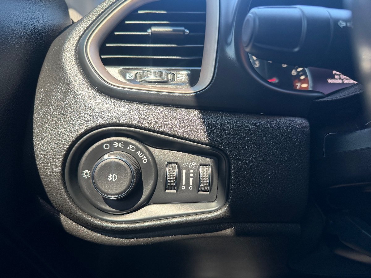 Used 2017 Jeep Renegade Trailhawk AWD/4WD image 13