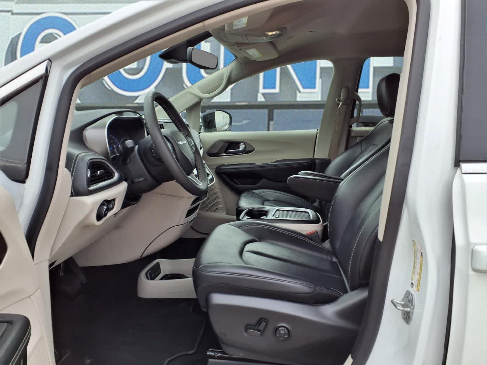 Used 2024 Chrysler Pacifica Touring-L FWD image 16