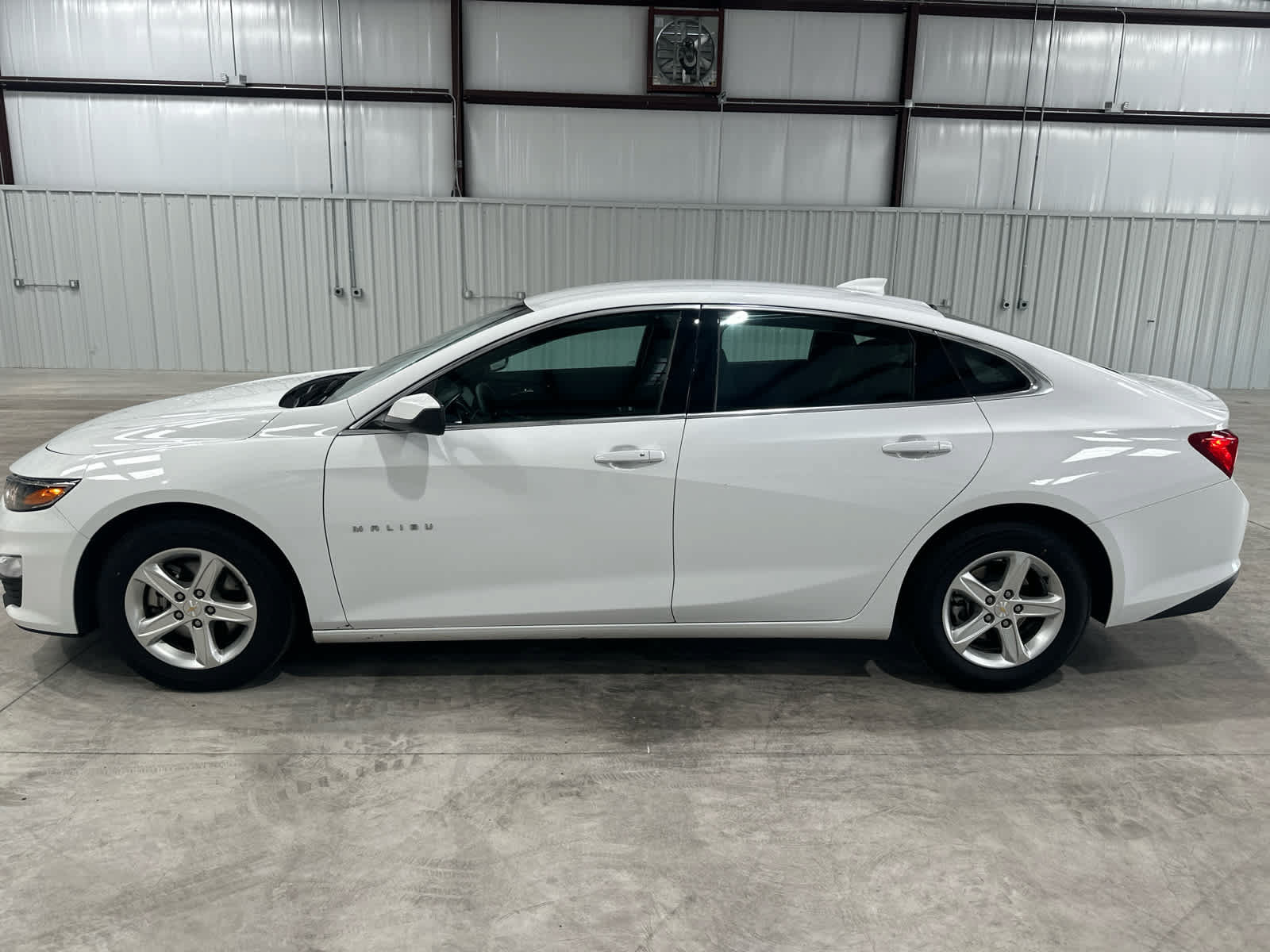 Used 2024 Chevrolet Malibu LT FWD image 2