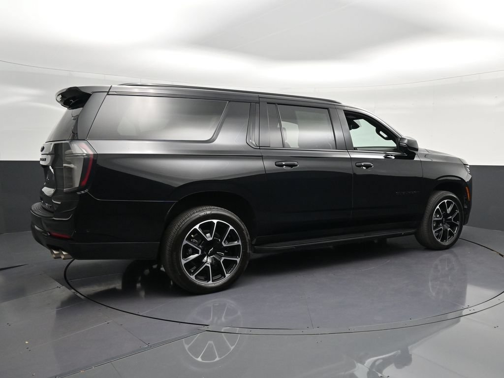 Used 2025 Chevrolet Suburban RST w/ Comfort Package RWD image 3