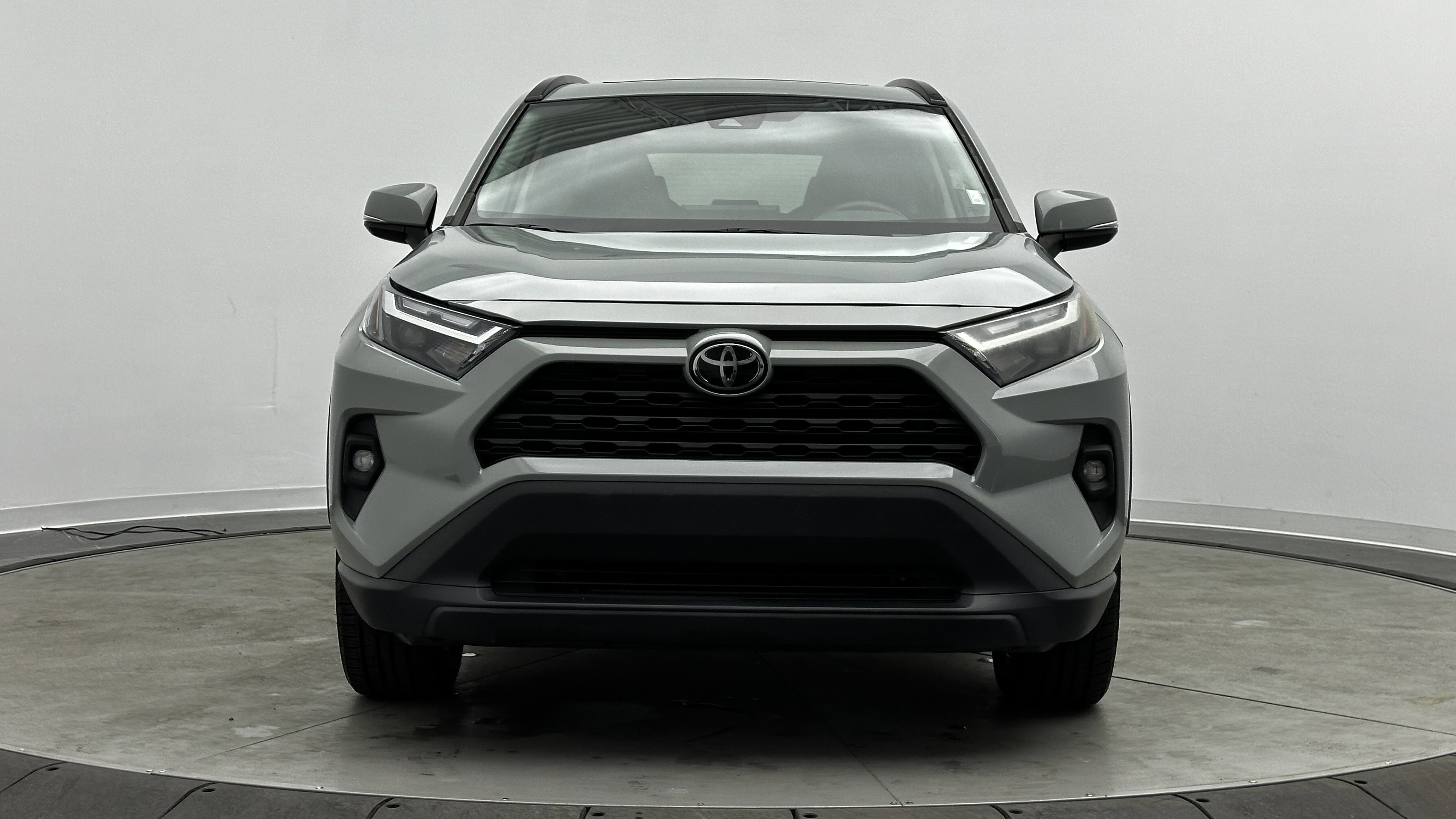 Used 2022 Toyota RAV4 XLE Premium image 2