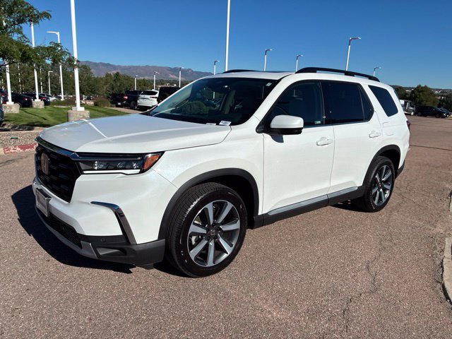Certified 2025 Honda Pilot Touring image 3