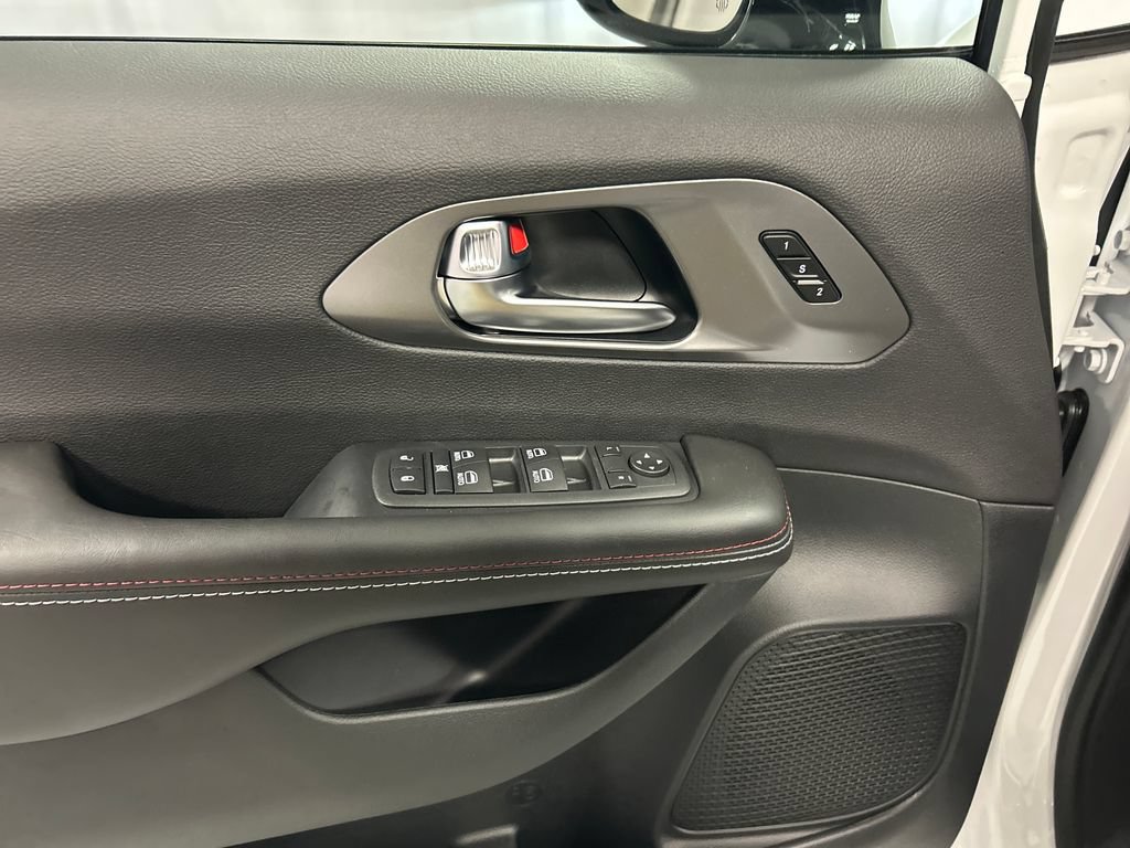 New 2027 Chrysler Pacifica Select FWD image 12